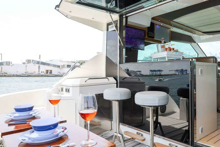 2014 Cruisers Yachts 45 Cantius