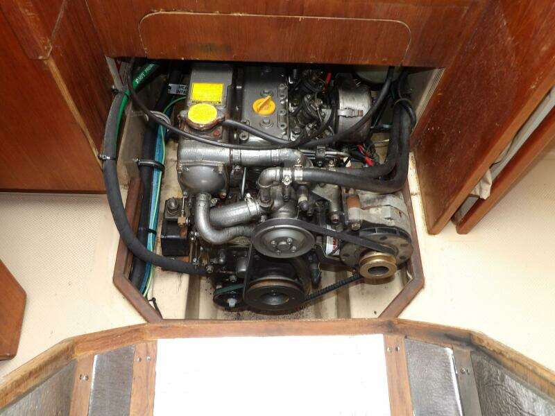 1990 Island Packet 32