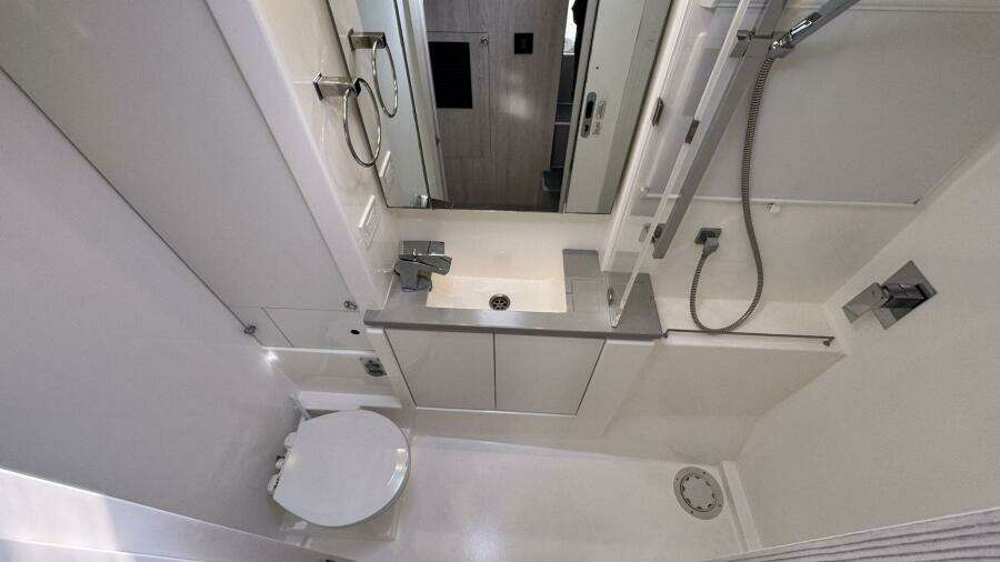 2018 Leopard Power Cat Port Side Head