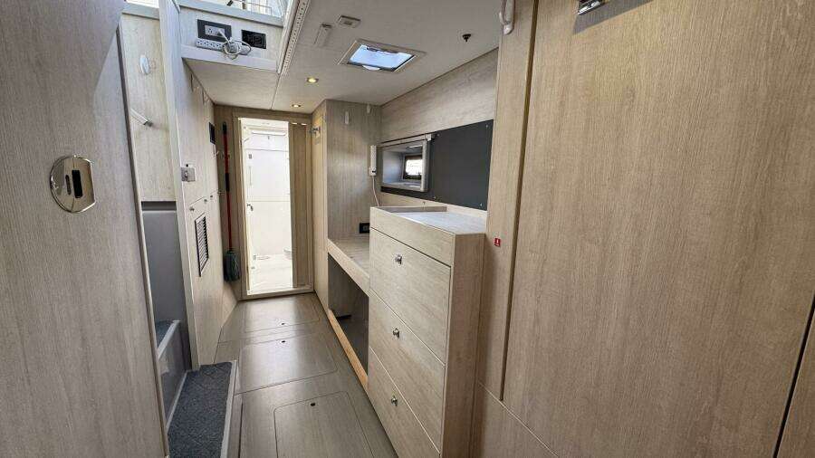 2018 Leopard Power Cat Starboard Side Companionway