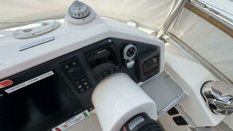 2018 Leopard Power Cat Flybridge Helm Controls