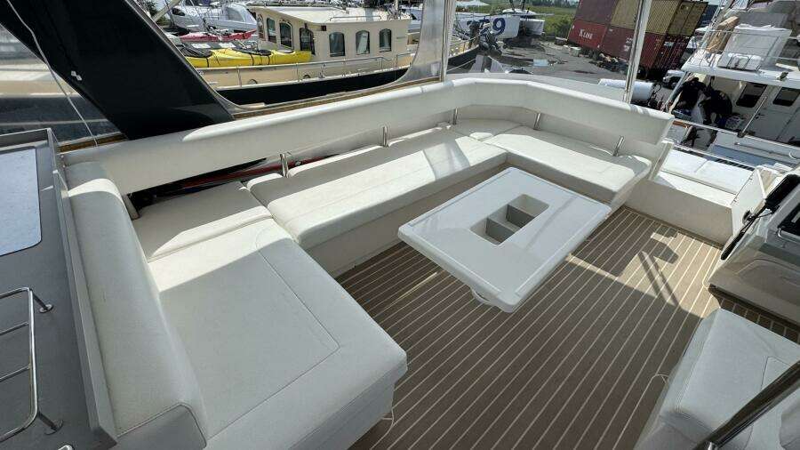 2018 Leopard Power Cat Flybridge Settee Port