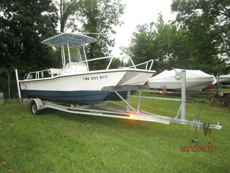 22' Twin Vee starboard forward profile