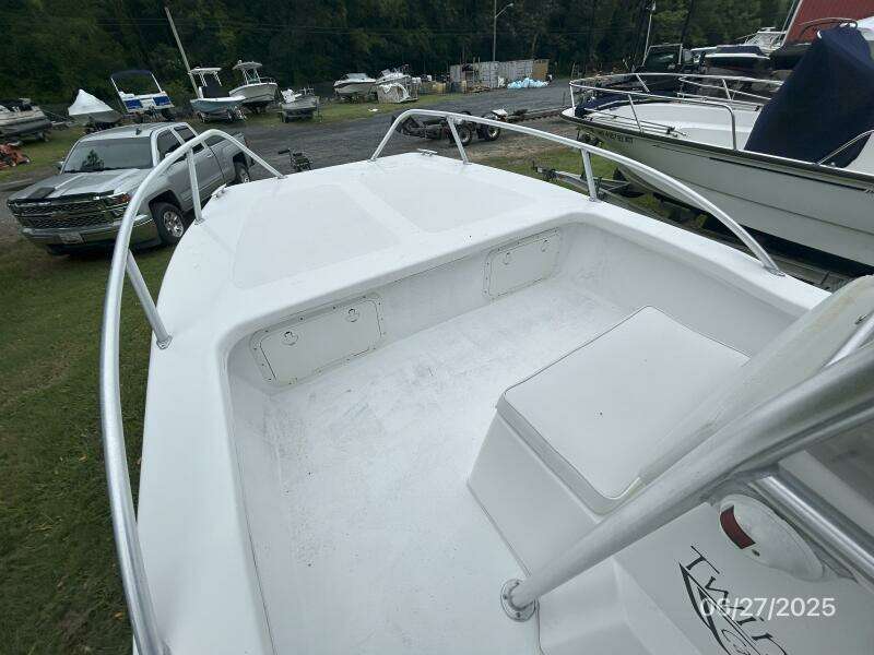 22' Twin Vee foredeck1