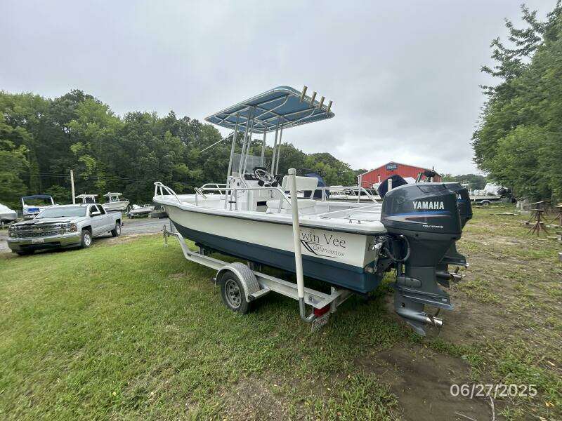 22' Twin Vee port aft profile