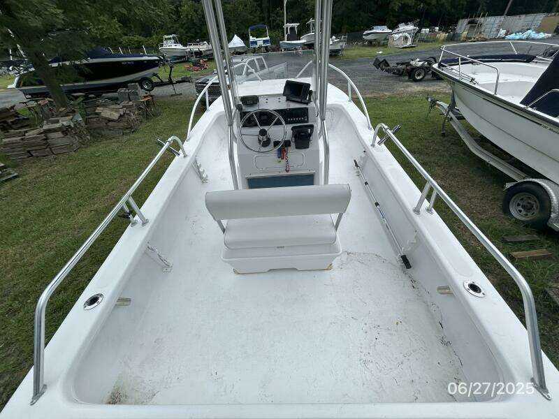 22' Twin Vee cockpit forward