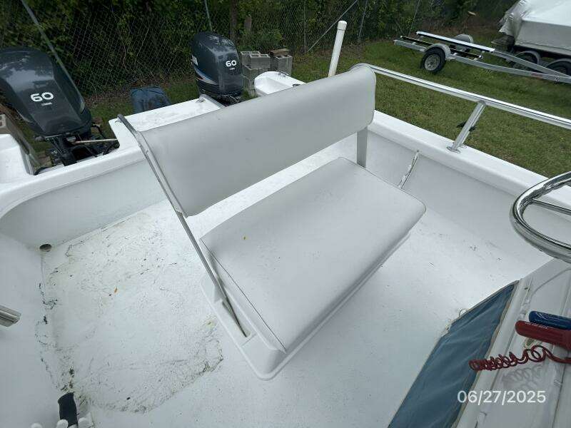 22' Twin Vee helmseat