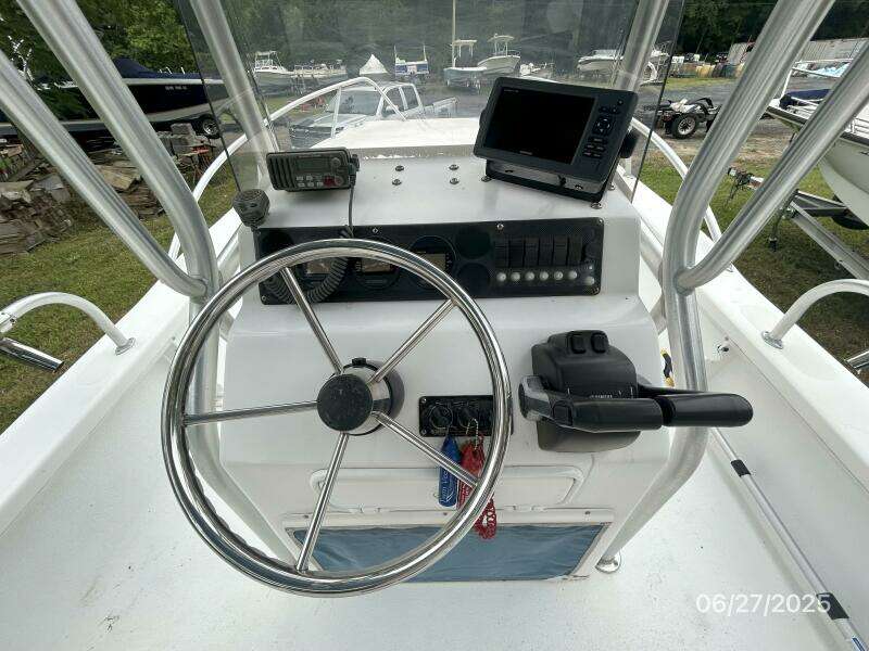 22' Twin Vee helm3