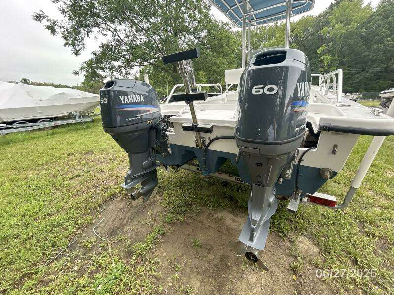 22' Twin Vee outboards1