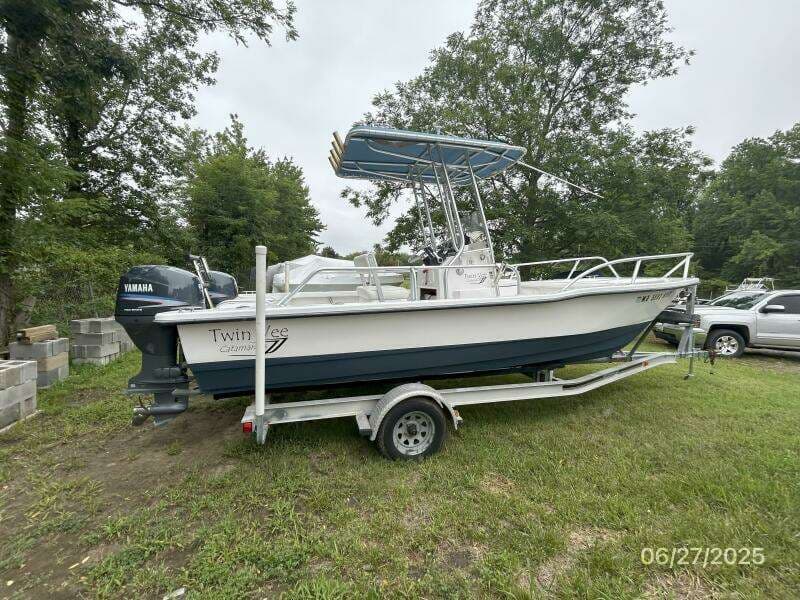 22' Twin Vee starboard profile