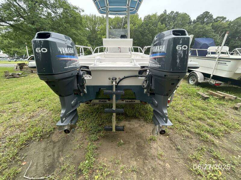 22' Twin Vee aft profile