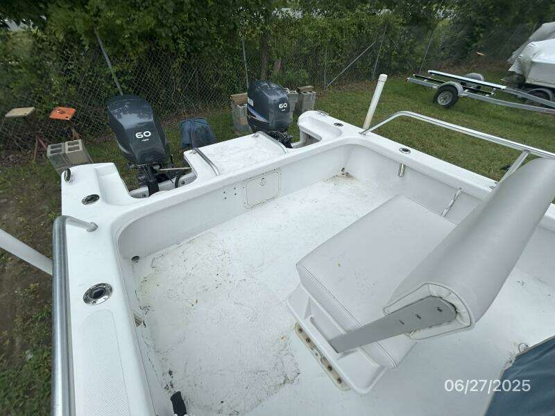 22' Twin Vee cockpit aft2