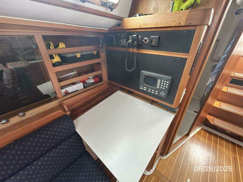 40' Freedom nav station