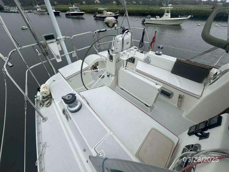 40' Freedom cockpit2