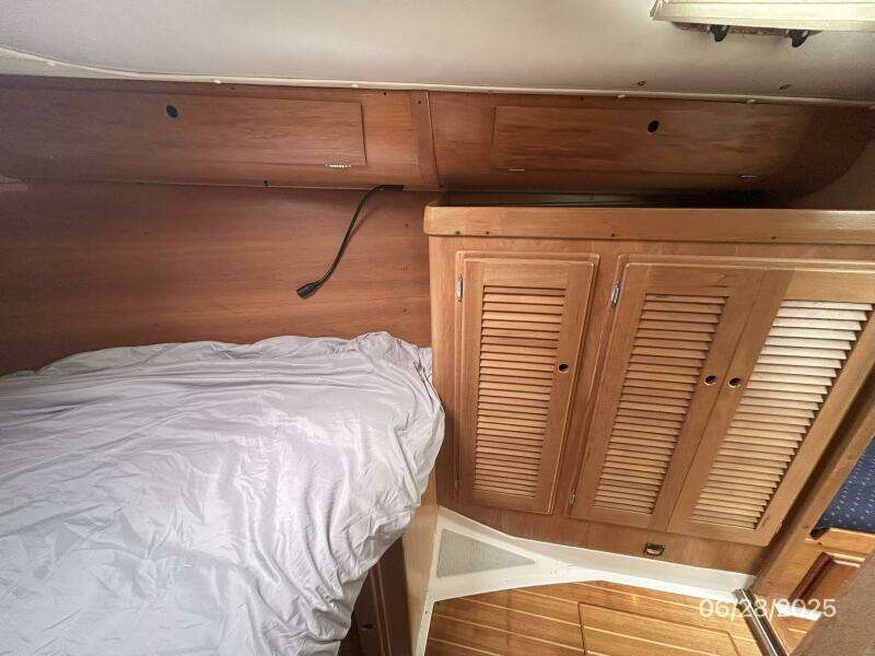 40' Freedom forward stateroom starboard