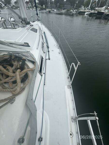 40' Freedom starboard side deck