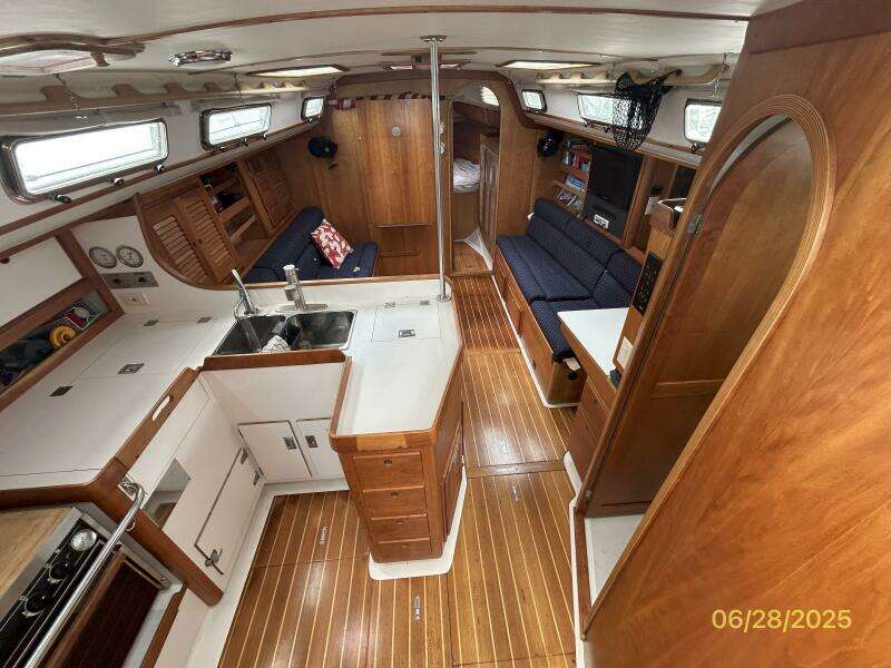 40' Freedom salon forward