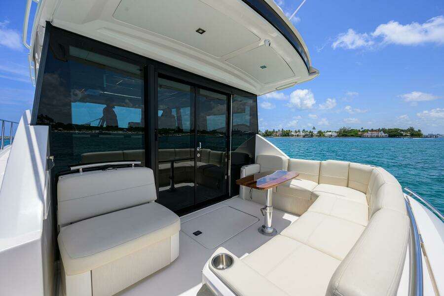 Tiara 49 DEBBIE'S DIAMOND - Salon and Helm