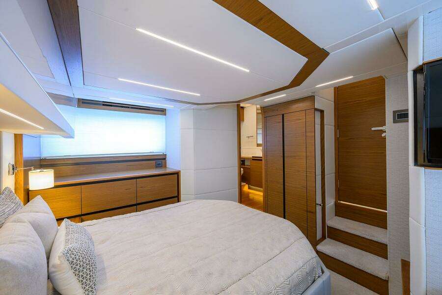 Tiara 49 DEBBIE'S DIAMOND - Master Stateroom