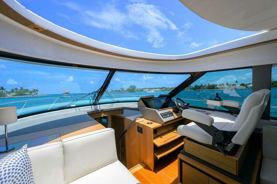 Tiara 49 DEBBIE'S DIAMOND - Helm