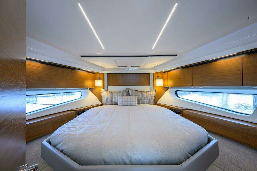 Tiara 49 DEBBIE'S DIAMOND - Forward Stateroom