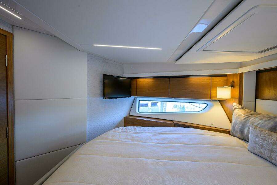 Tiara 49 DEBBIE'S DIAMOND - Forward Stateroom