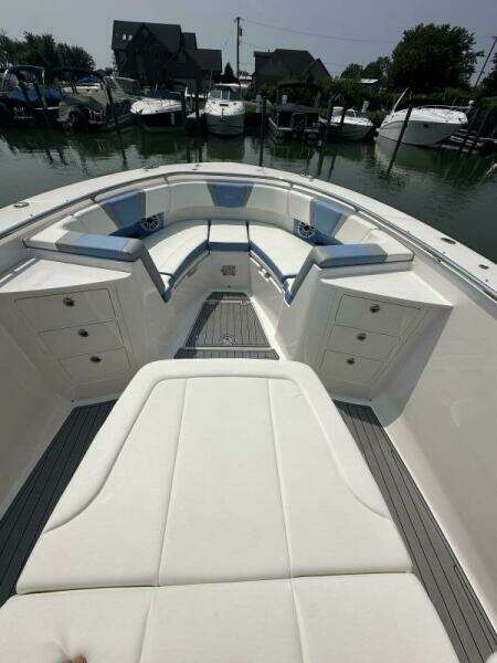 2023 Robalo R360