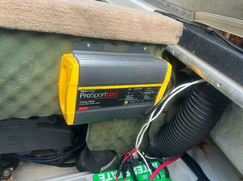 1997 Sea Ray 230 Signature - Cuddy Cabin