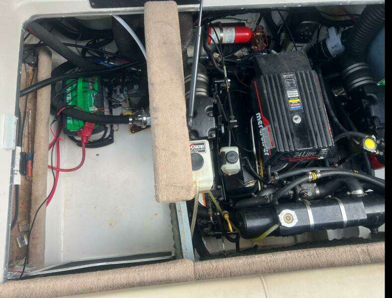 1997 Sea Ray 230 Signature - Cuddy Cabin