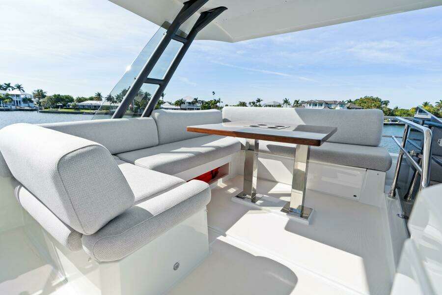 2020 52 Prestige Flybridge - Vacay - Flybridge
