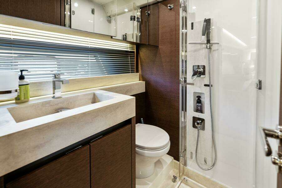 2020 52 Prestige Flybridge - Vacay - VIP Head/ Shower