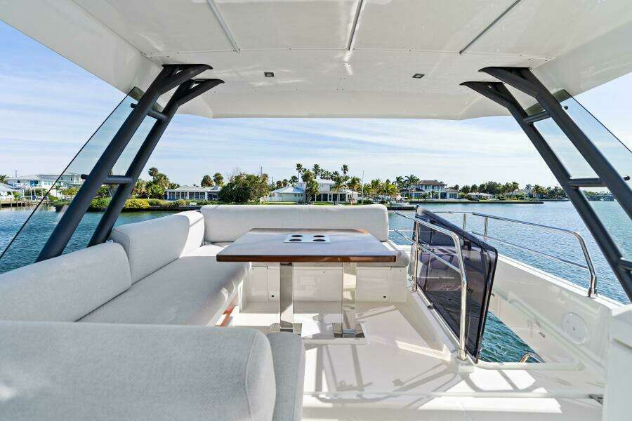2020 52 Prestige Flybridge - Vacay - Flybridge Dinette