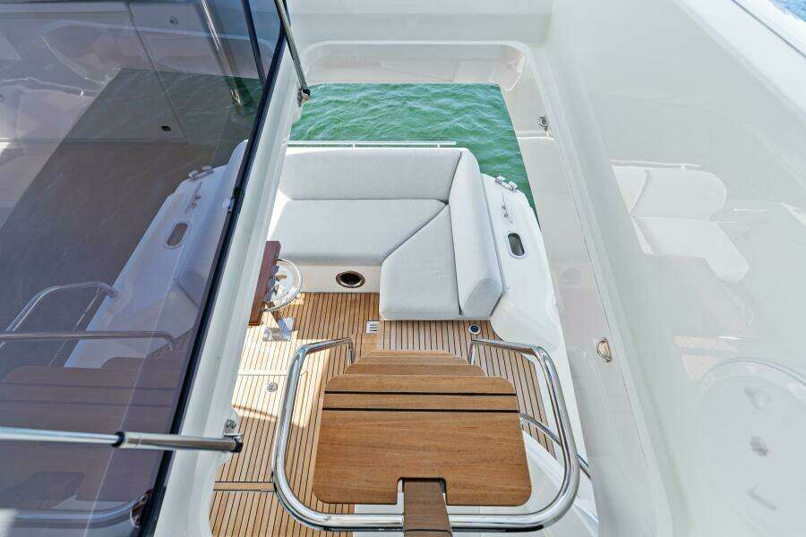 2020 52 Prestige Flybridge - Vacay - Flybridge Companionway