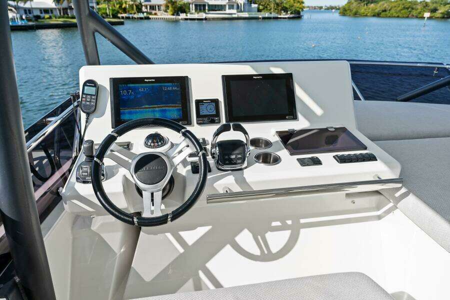 2020 52 Prestige Flybridge - Vacay - Flybridge Helm