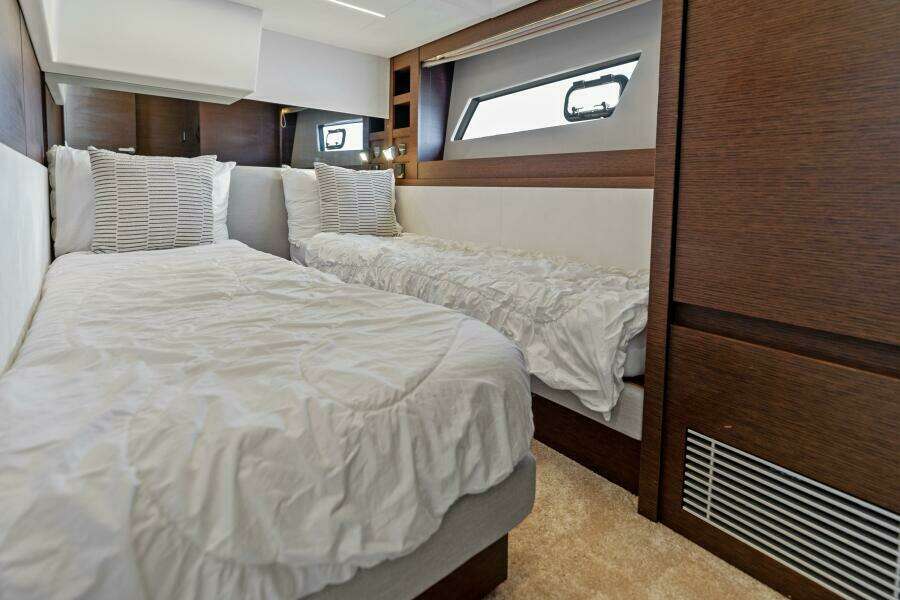 2020 52 Prestige Flybridge - Vacay - Guest Stateroom