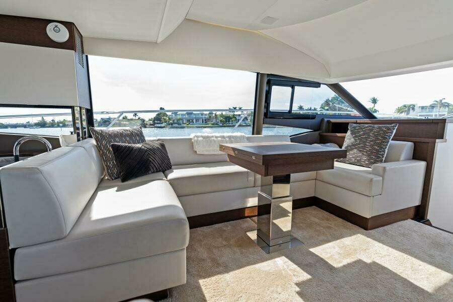2020 52 Prestige Flybridge - Vacay - Salon Dinette