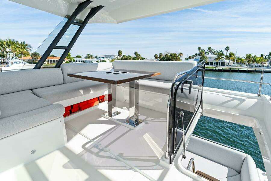 2020 52 Prestige Flybridge - Vacay - Flybridge