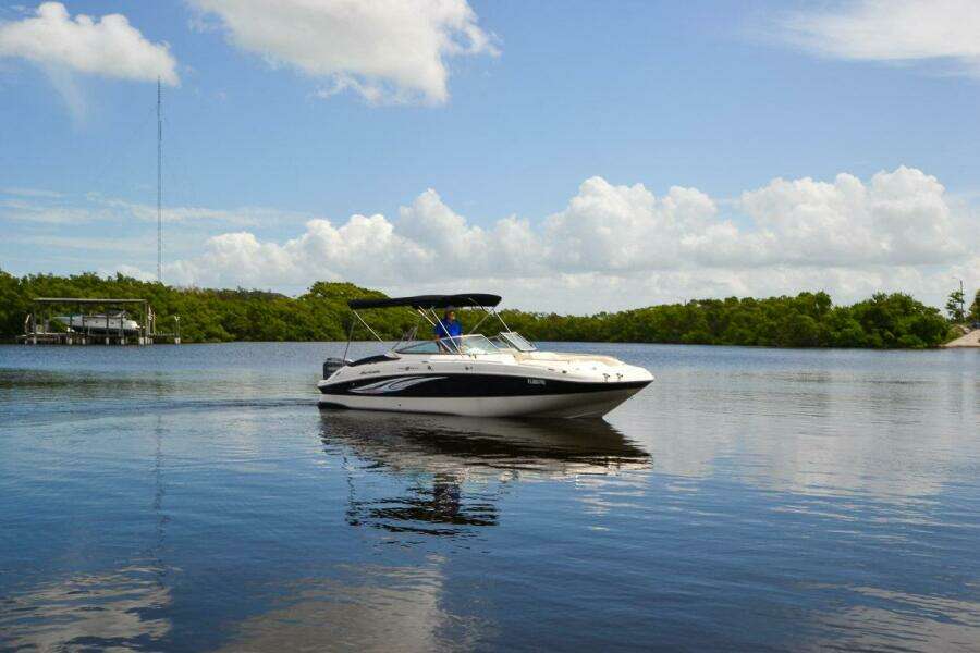2011 Hurricane 2400 Sundeck