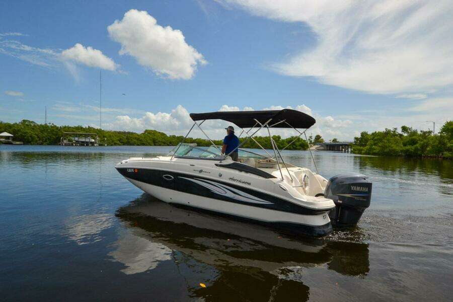 2011 Hurricane 2400 Sundeck