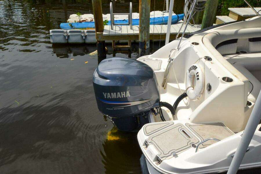 2011 Hurricane 2400 Sundeck