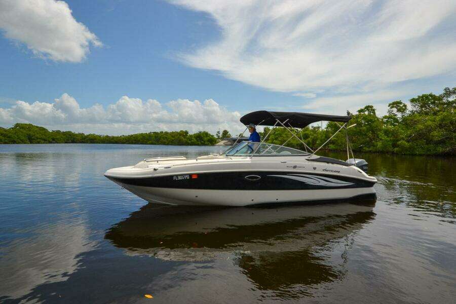 2011 Hurricane 2400 Sundeck