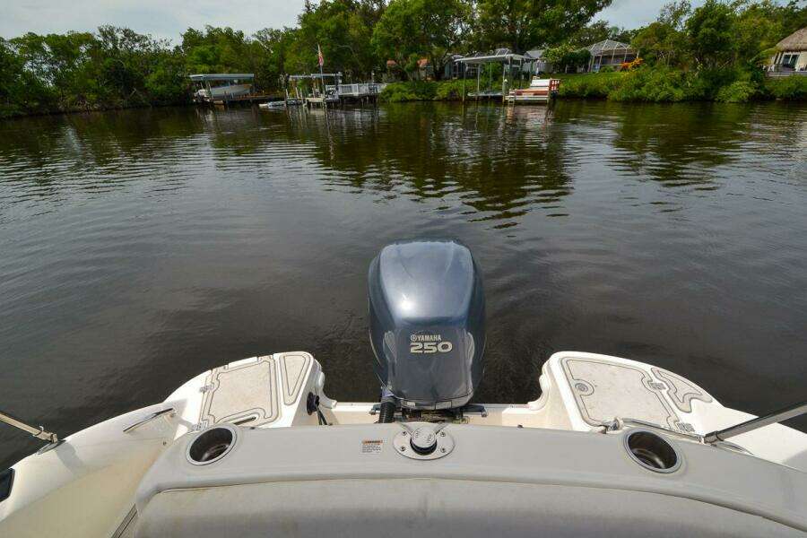 2011 Hurricane 2400 Sundeck