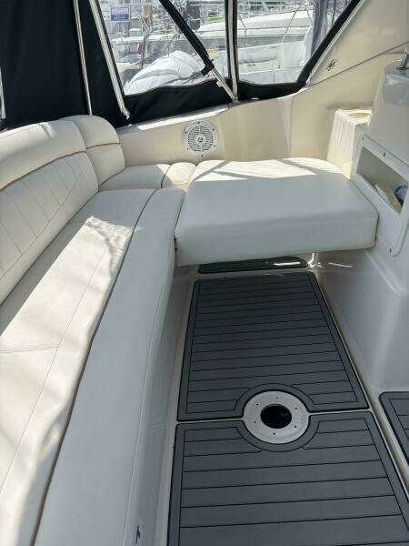 2002 Rinker 342 Fiesta Vee