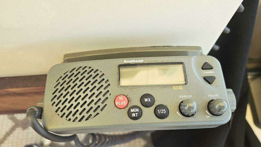 1986 Chris-Craft 381 Catalina