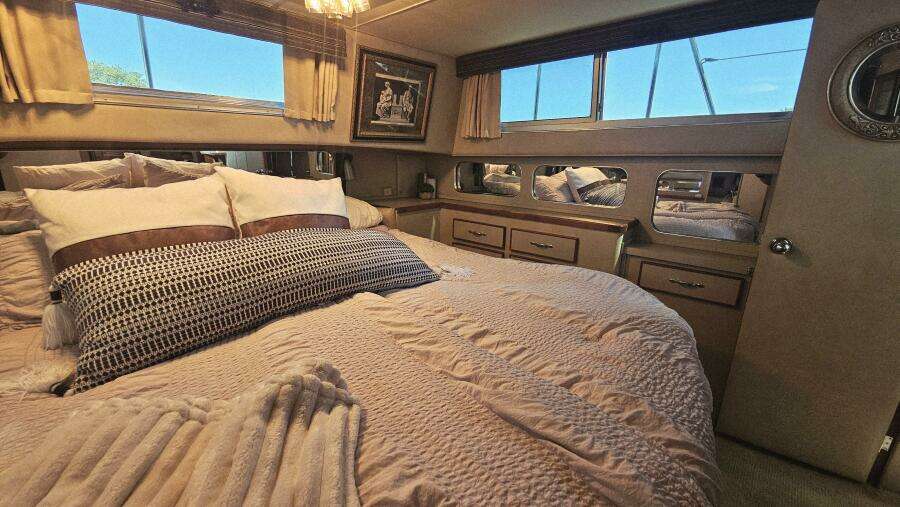 1986 Chris-Craft 381 Catalina