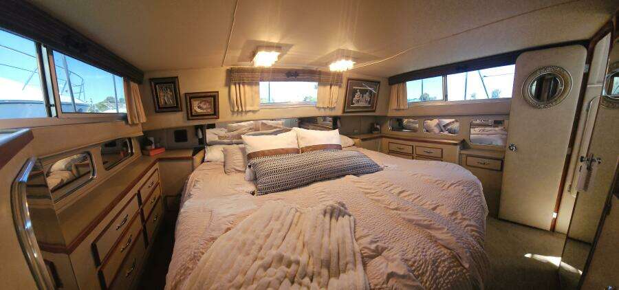 1986 Chris-Craft 381 Catalina