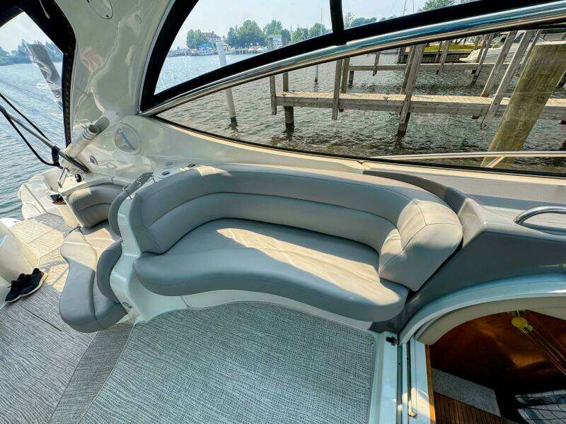 2005 Cruisers Yachts 540 Express