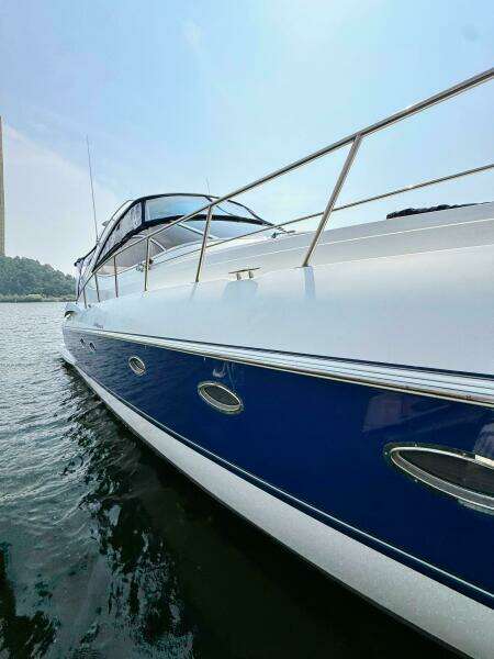 2005 Cruisers Yachts 540 Express