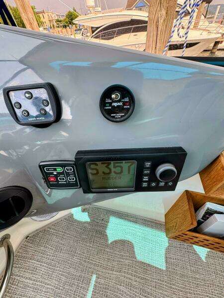 2005 Cruisers Yachts 540 Express