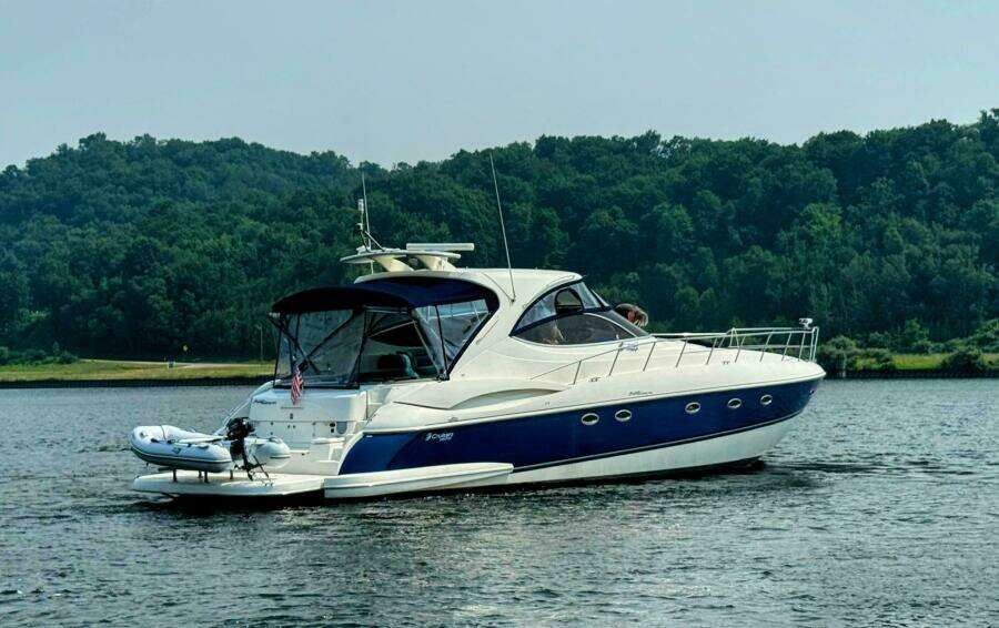 2005 Cruisers Yachts 540 Express